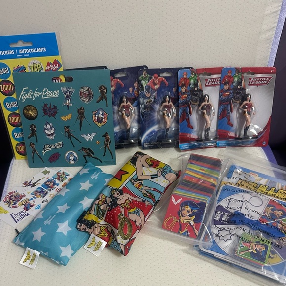 DC Comics Wonder Woman Party Supplies Set - Picture 4 of 7